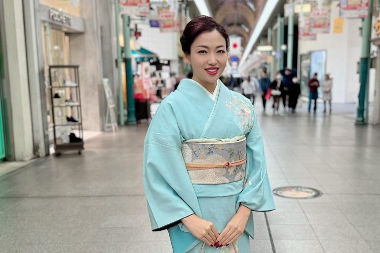 2024年銀天街商店街、初売りお餅まき